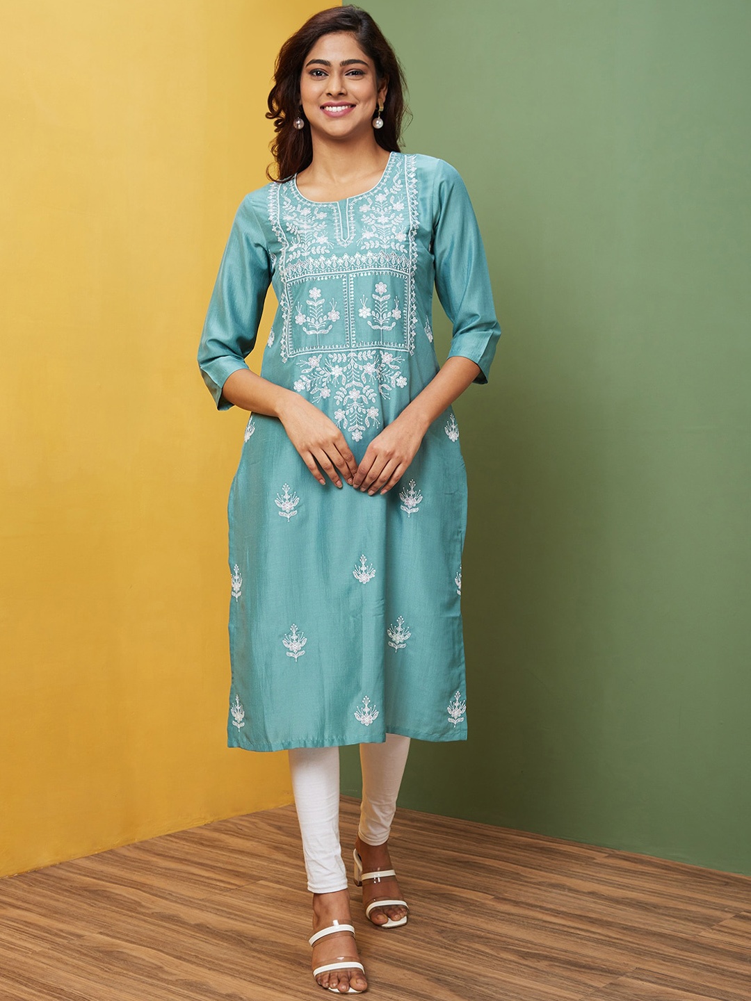 

Globus Green Ethnic Motifs Embroidered Straight Kurta