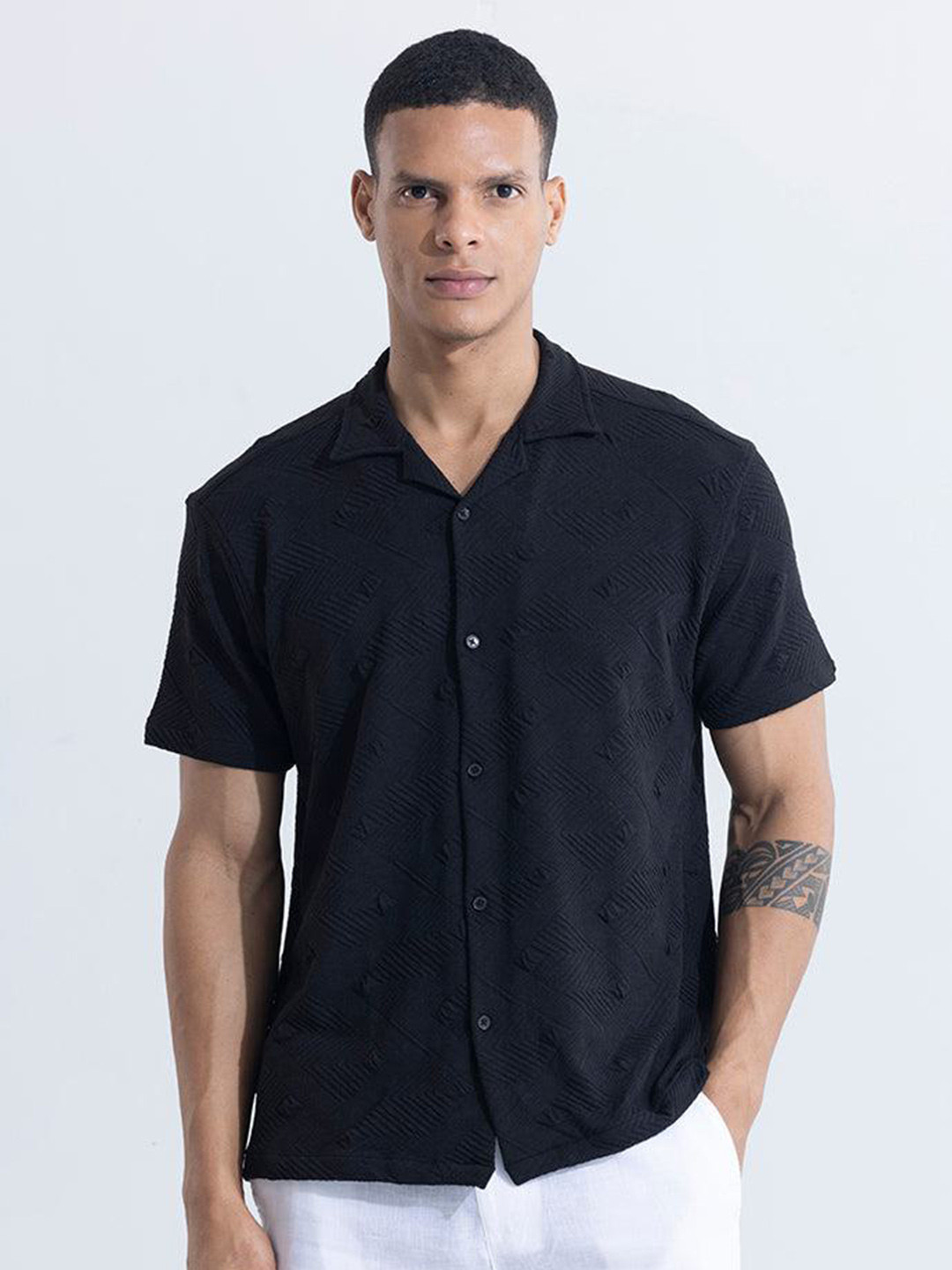

Snitch Black Classic Relaxed Geometric Self Design Casual Shirt