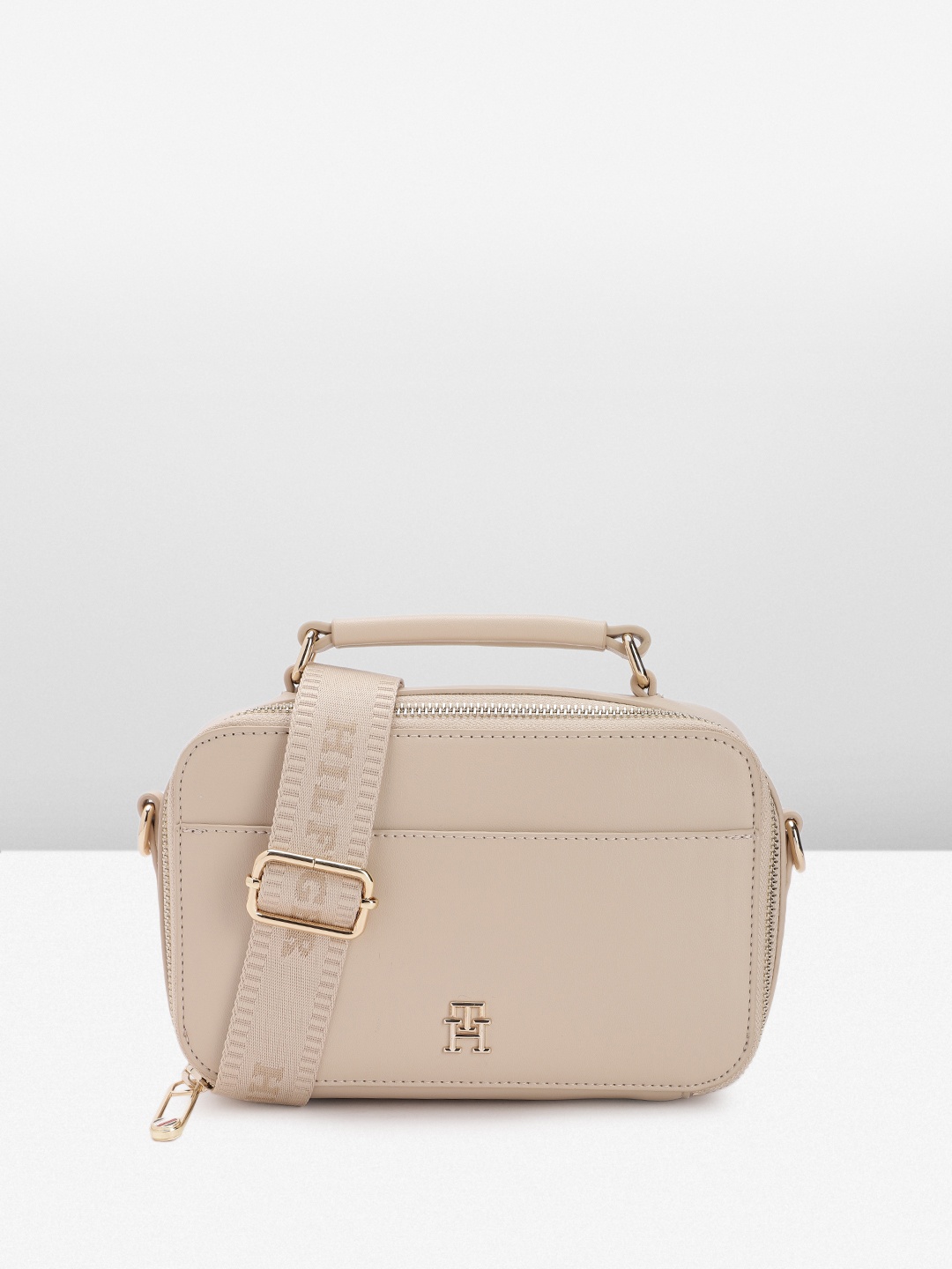 

Tommy Hilfiger Women Solid Sling Bag, Beige