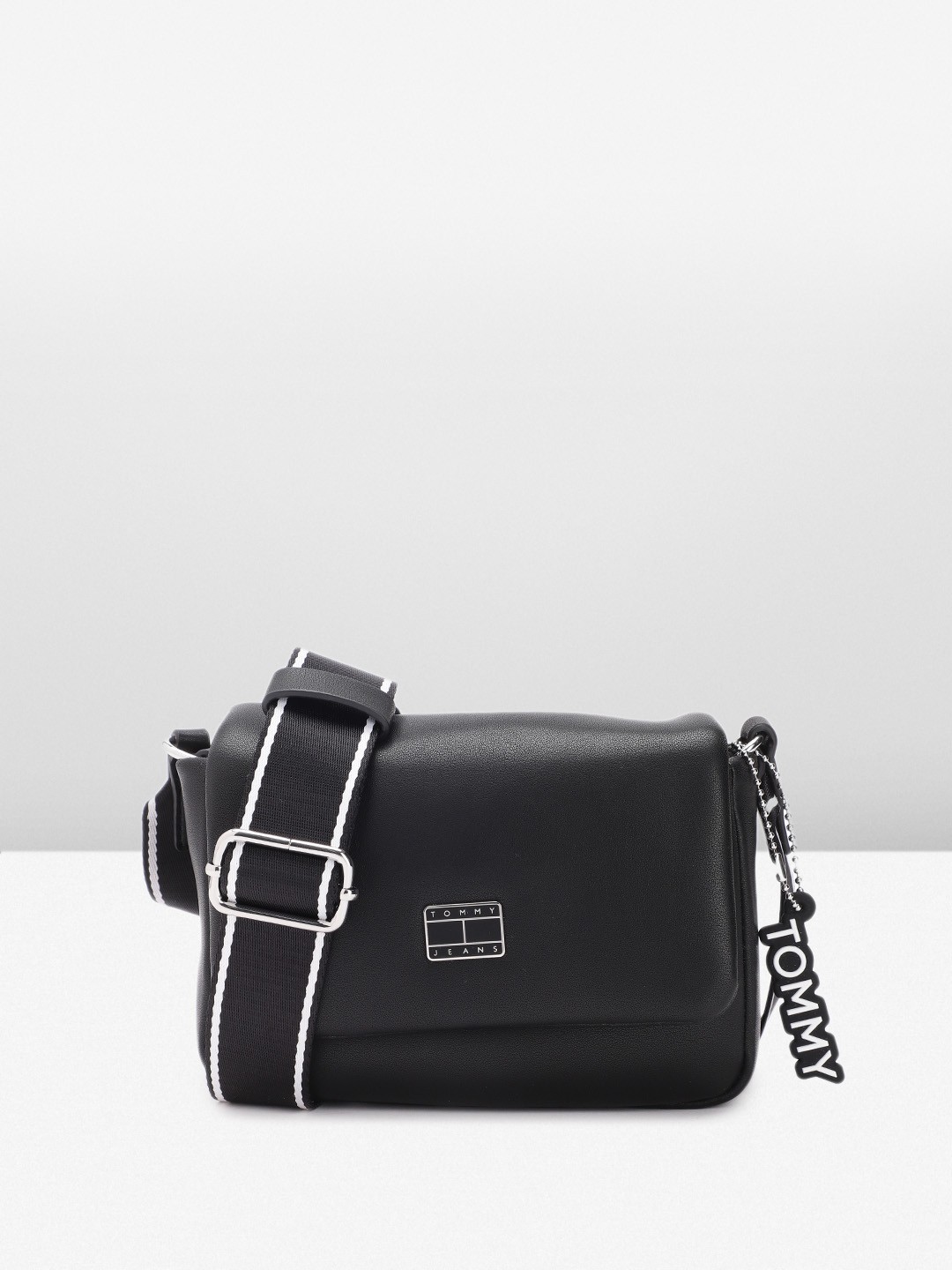 

Tommy Hilfiger Women Solid Sling Bag, Black