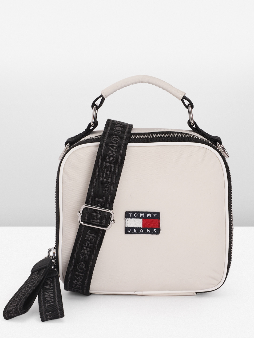 

Tommy Hilfiger Women Solid Sling Bag, Off white