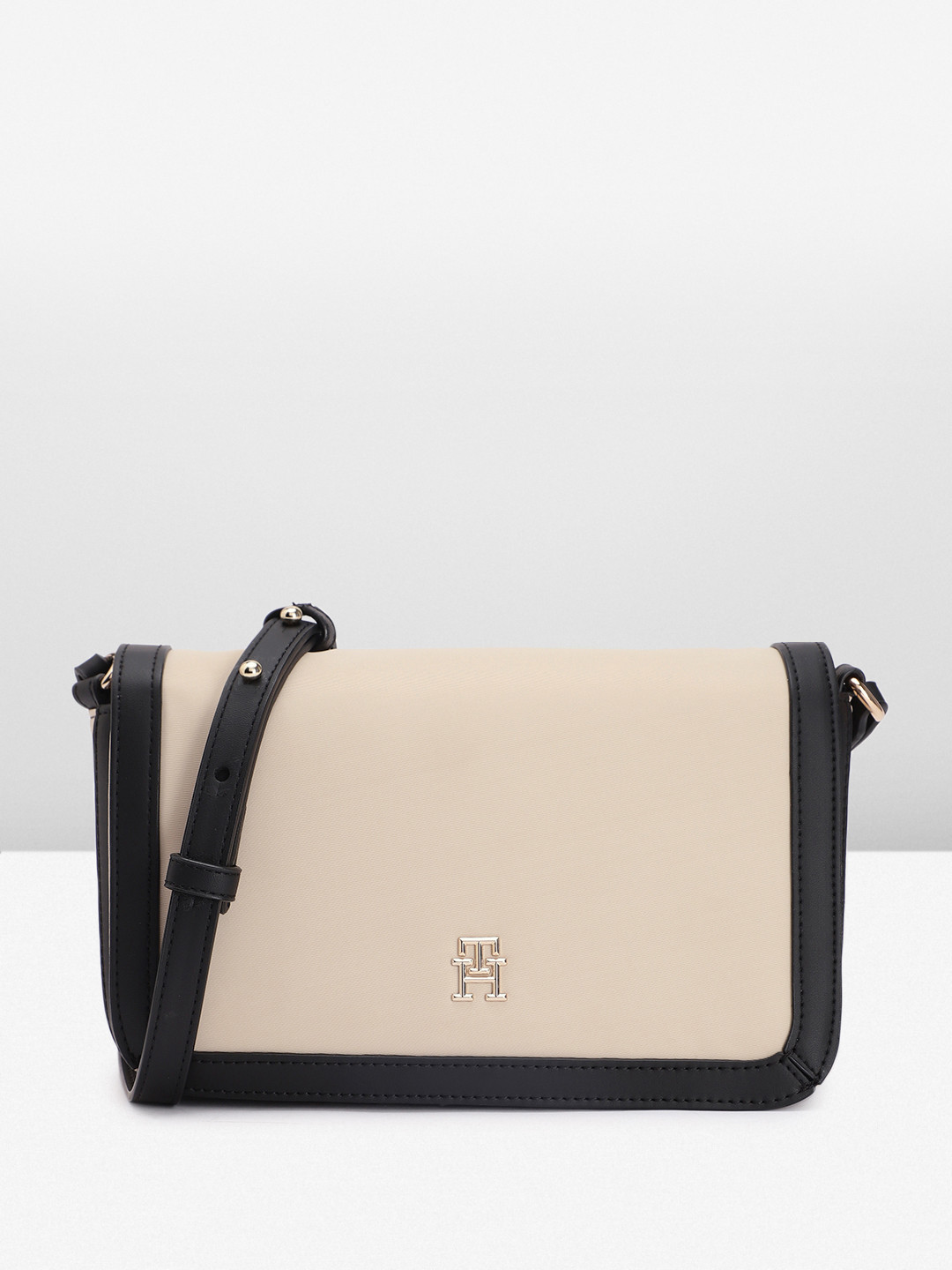 

Tommy Hilfiger Women Solid Sling Bag, Beige
