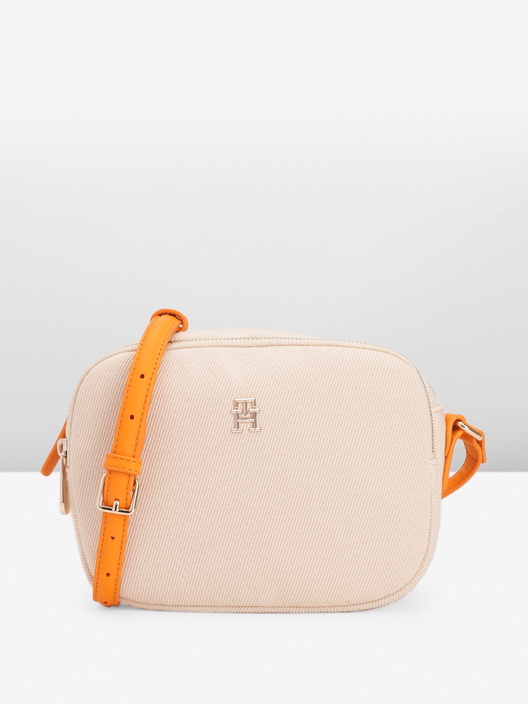 

Tommy Hilfiger Solid Structured Sling Bag, Off white