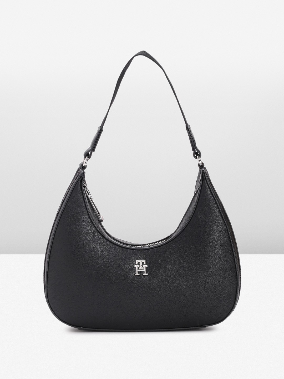 

Tommy Hilfiger Women Solid Hobo Bag, Black
