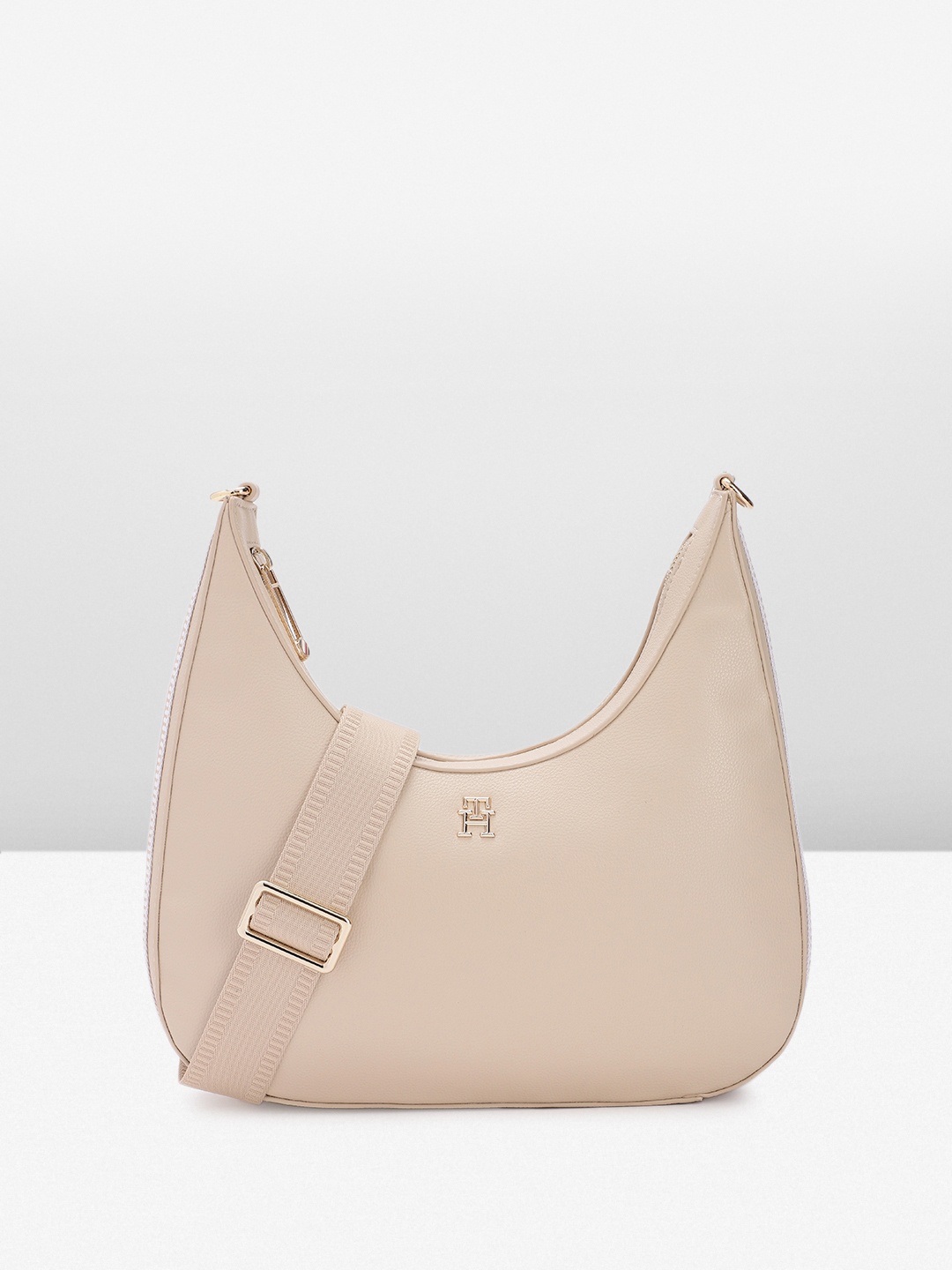 

Tommy Hilfiger Women Solid Hobo Bag, Beige