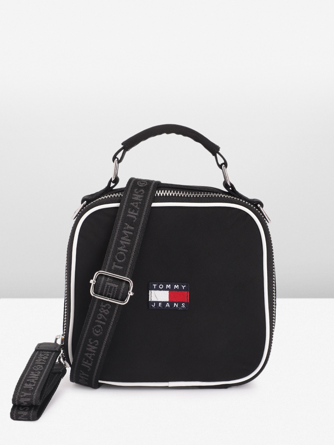 

Tommy Hilfiger Women Solid Handheld Bag, Black