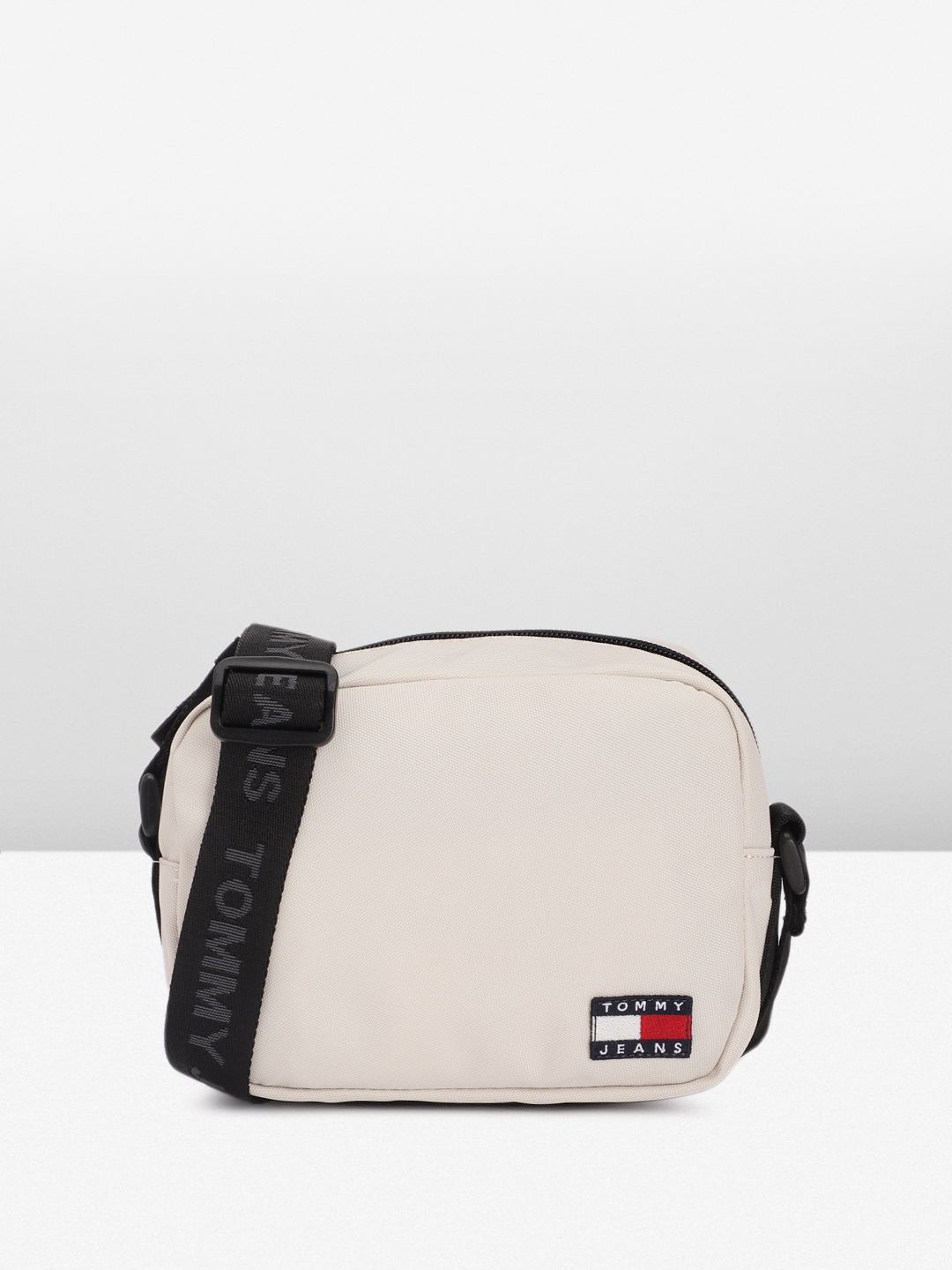 

Tommy Hilfiger Solid Sling Bag, Off white