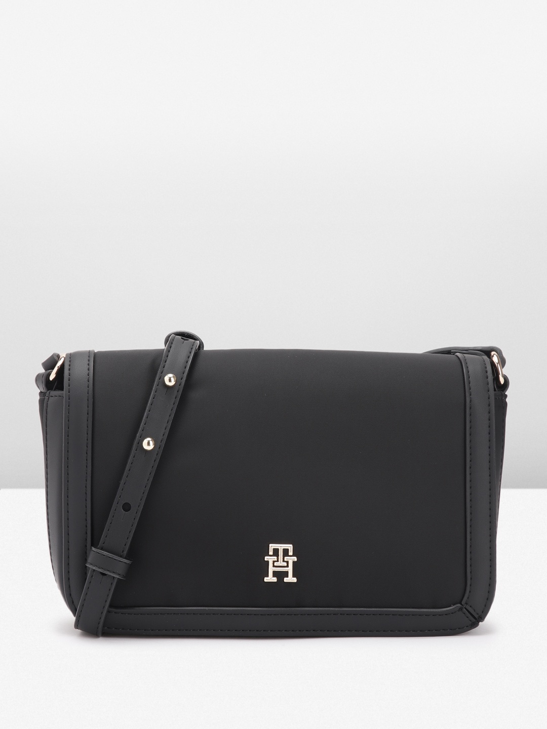 

Tommy Hilfiger Women Solid Sling Bag, Black