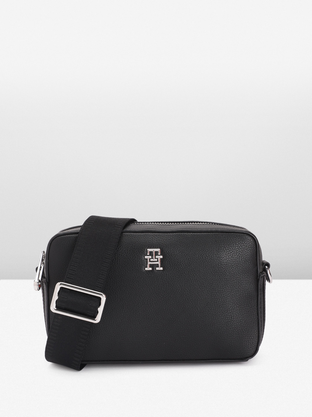 

Tommy Hilfiger Women Solid Sling Bag, Black