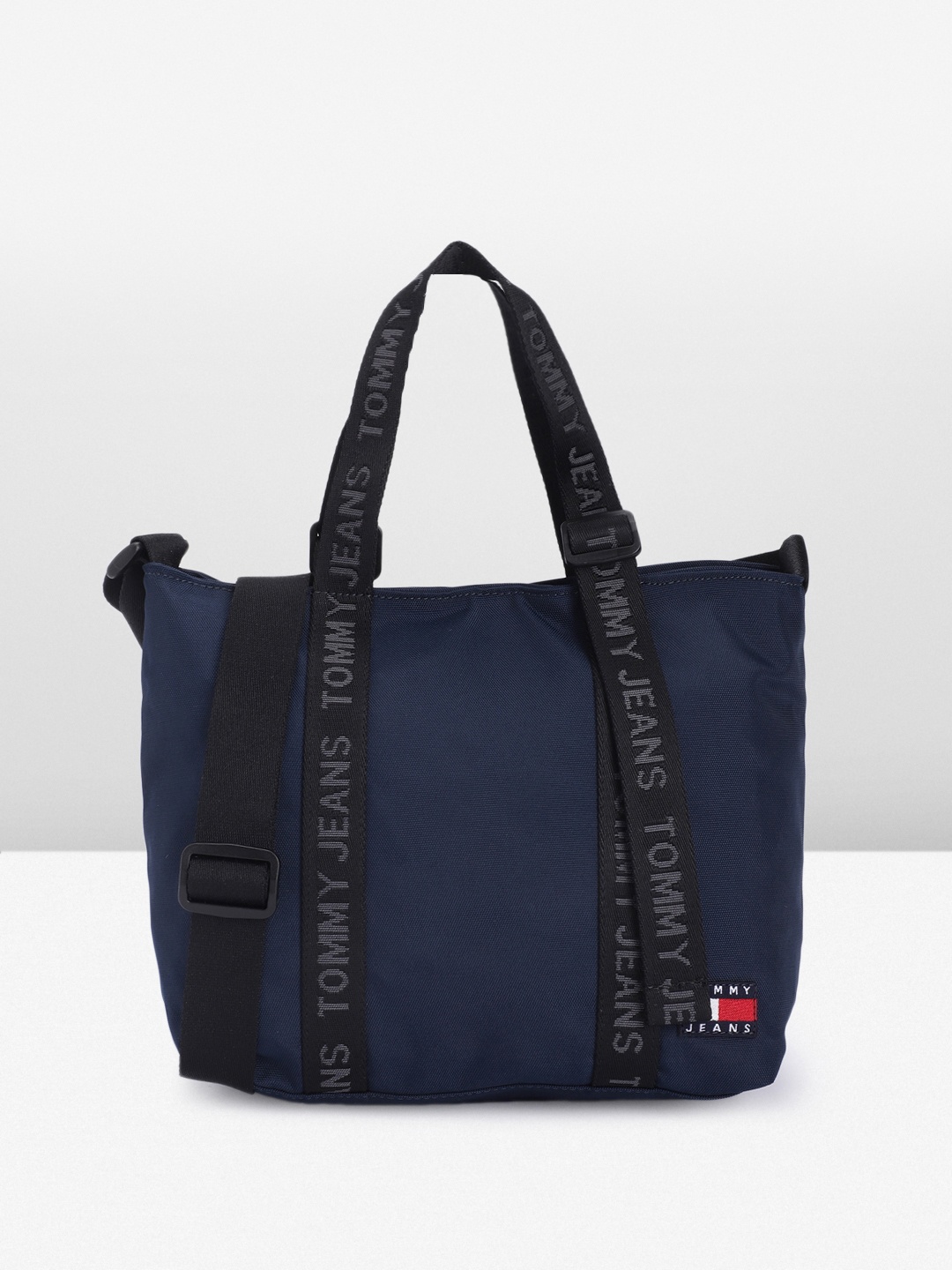 

Tommy Hilfiger Solid Handheld Bag, Blue