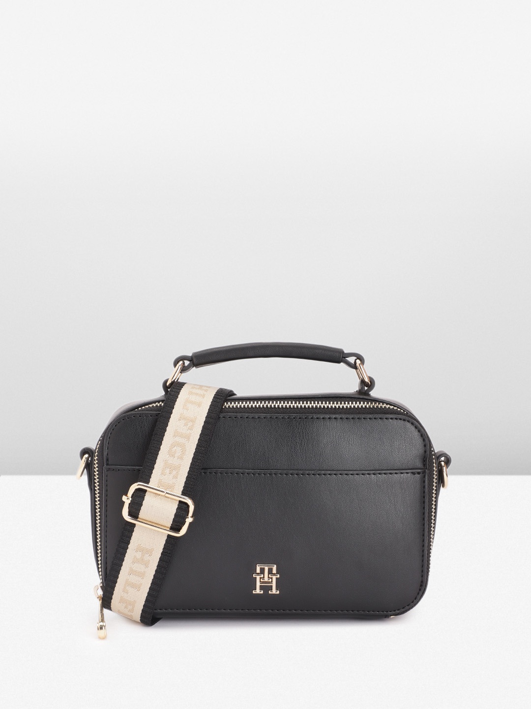 

Tommy Hilfiger Women Solid Handheld Bag, Black