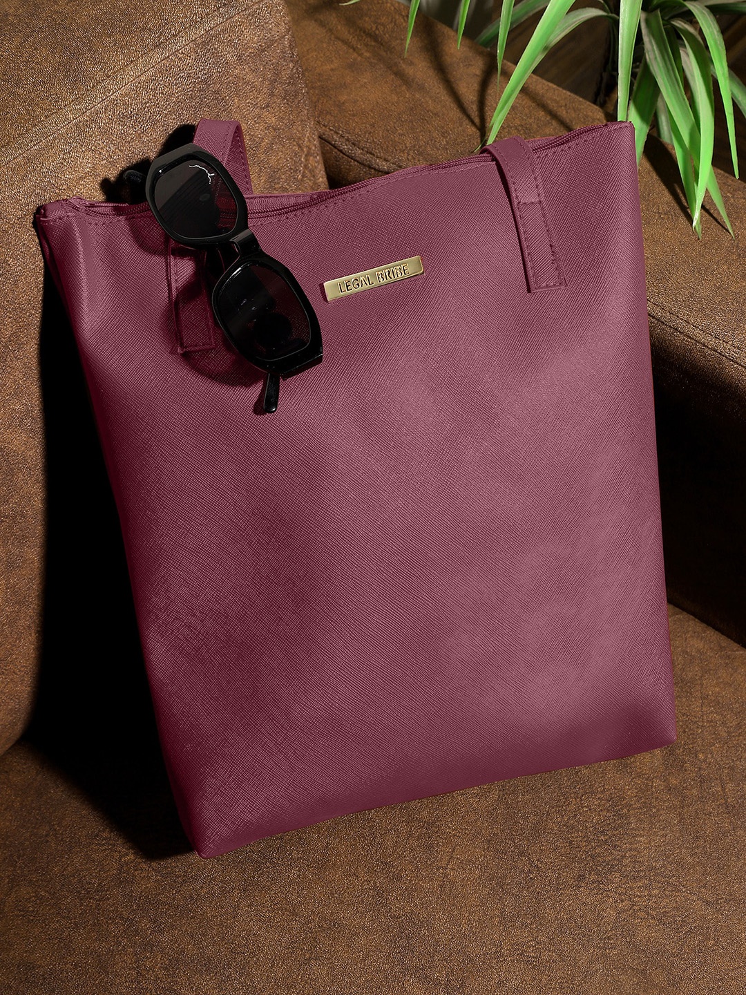 

LEGAL BRIBE Structured Shoulder Bag, Maroon