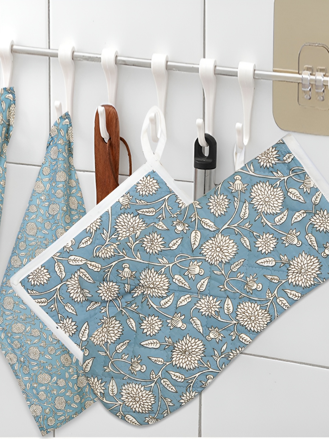 

Texstylers Blue& White 4-Pcs Floral Cotton Kitchen Linen Sets