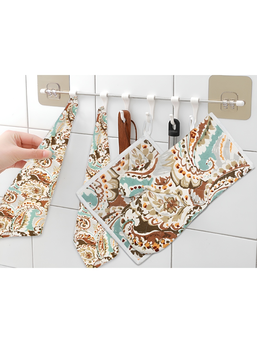 

Texstylers 4 Pcs Brown Paisley Printed Cotton Tea Towels With Gloves & Pot Holder