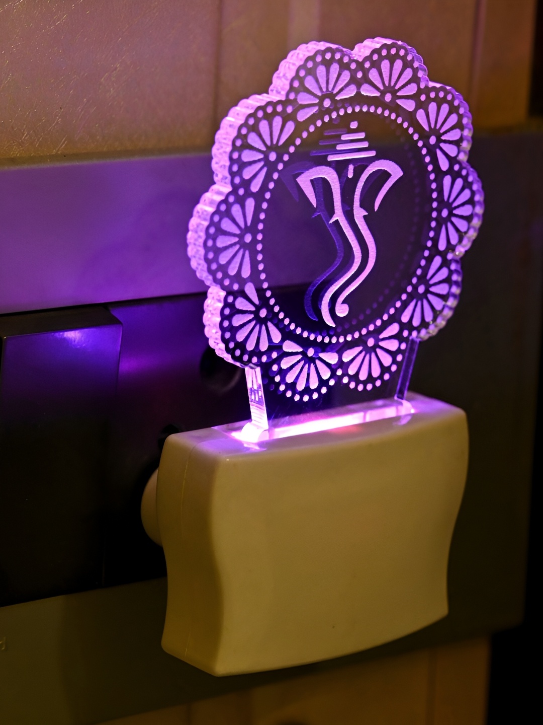

Afast White Textured Abstract Shaped Acrylic Wall Lamp