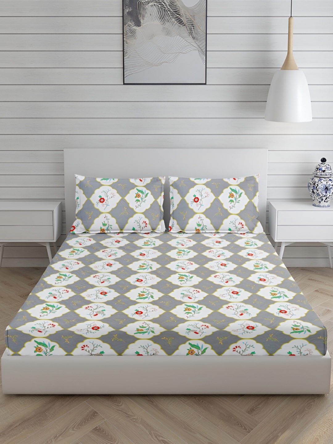 

HOMECRUST Grey & White Geometric Fitted 210 TC Queen Bedsheet With 2 Pillow Covers