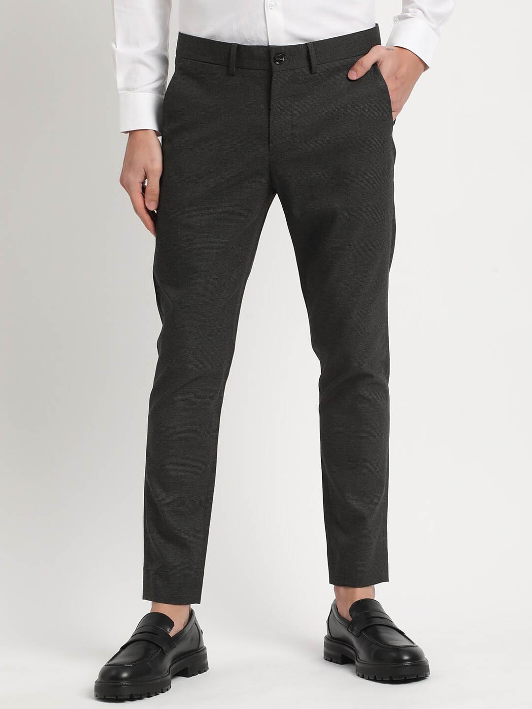 

THE BEAR HOUSE Men Solid Tapered Fit Mid-Rise Formal Trousers, Grey