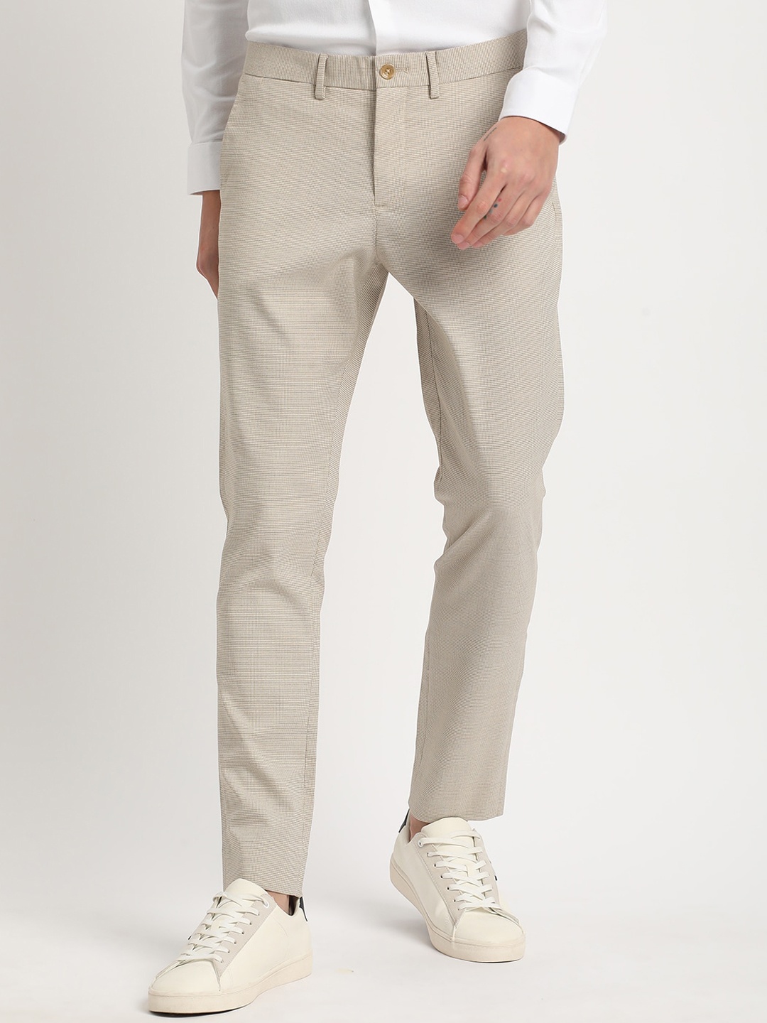

THE BEAR HOUSE Men Solid Tapered Fit Mid-Rise Trousers, Beige