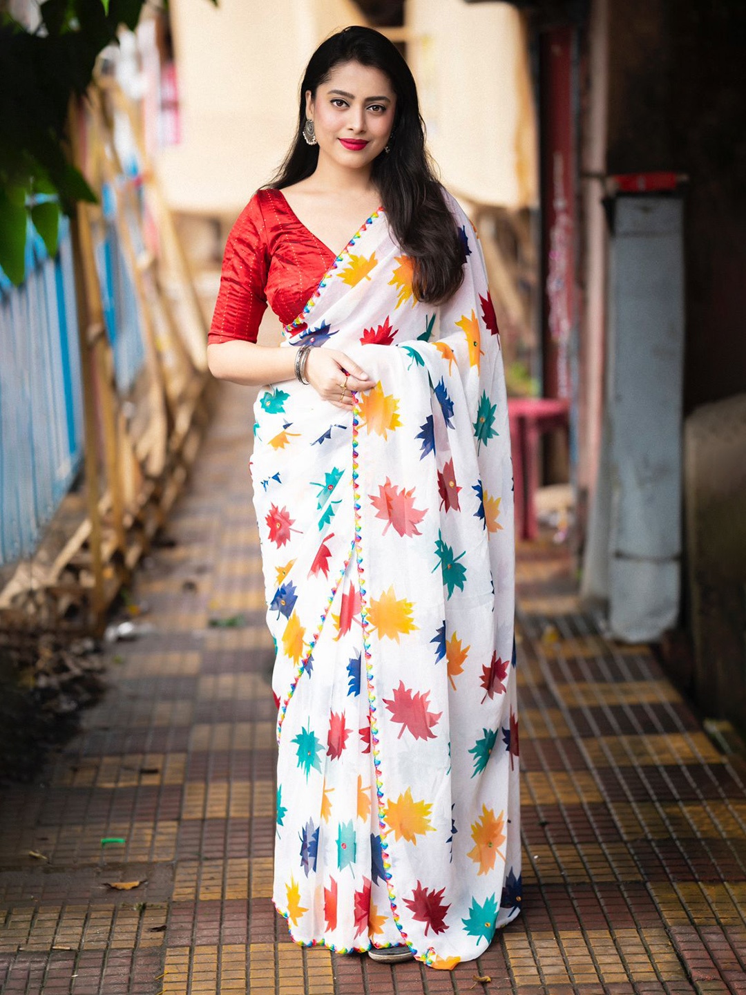 

STAVA CREATION Floral Embroidered Poly Georgette Saree, White