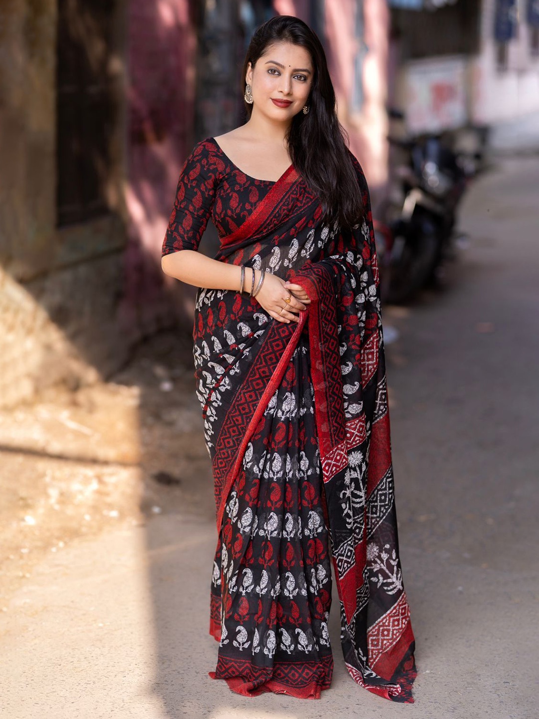 

STAVA CREATION Paisley Linen Blend Saree, Red