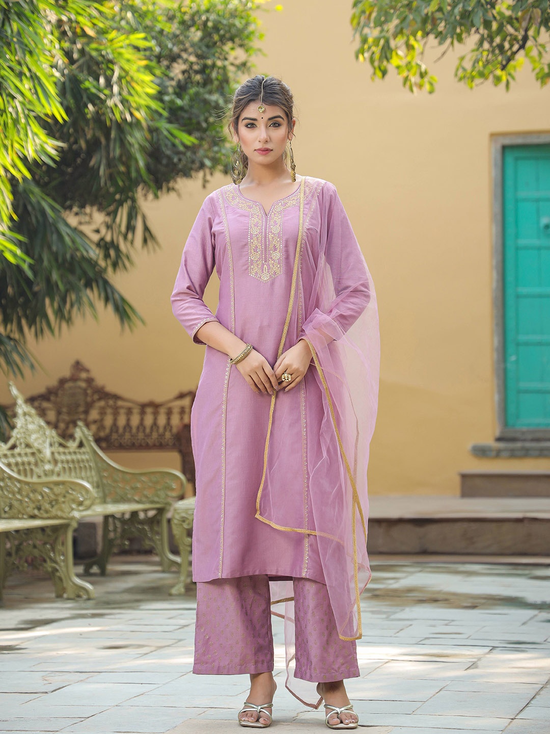 

AHIKA Floral Yoke Design Regular Sequinned Kurta with Palazzos & Dupatta, Mauve