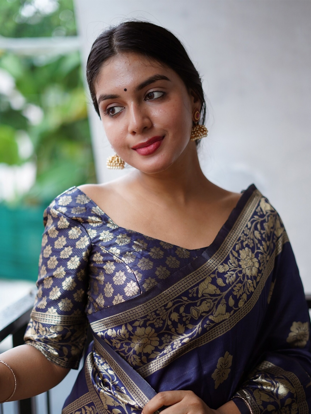 

AVANTIKA FASHION Floral Woven Design Zari Pure Silk Kanjeevaram Saree, Blue
