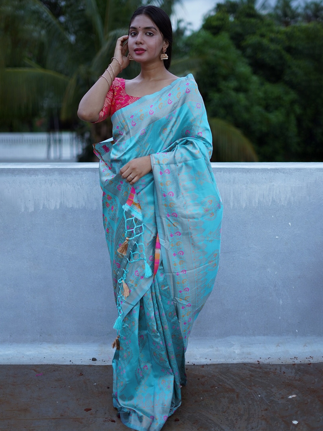 

AVANTIKA FASHION Ethnic Motifs Woven Design Zari Pure Silk Kanjeevaram Saree, Blue