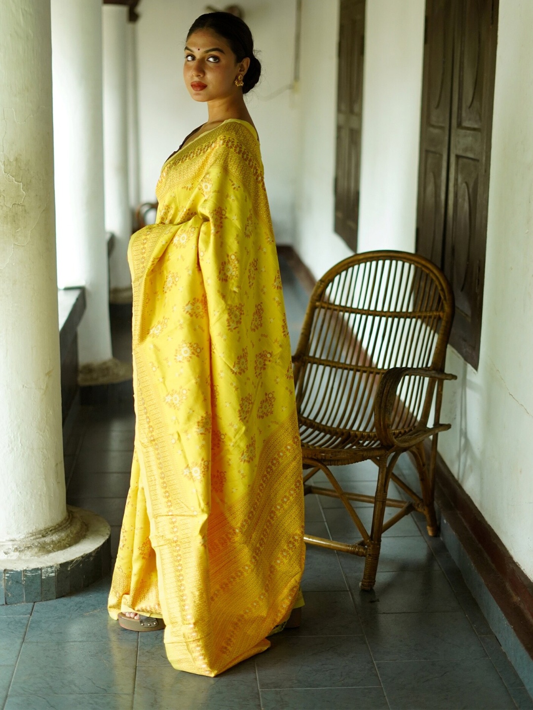 

AVANTIKA FASHION Floral Woven Design Zari Pure Silk Kanjeevaram Saree, Yellow