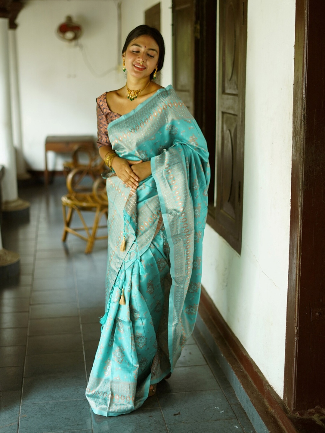 

AVANTIKA FASHION Floral Woven Design Zari Pure Silk Kanjeevaram Saree, Blue