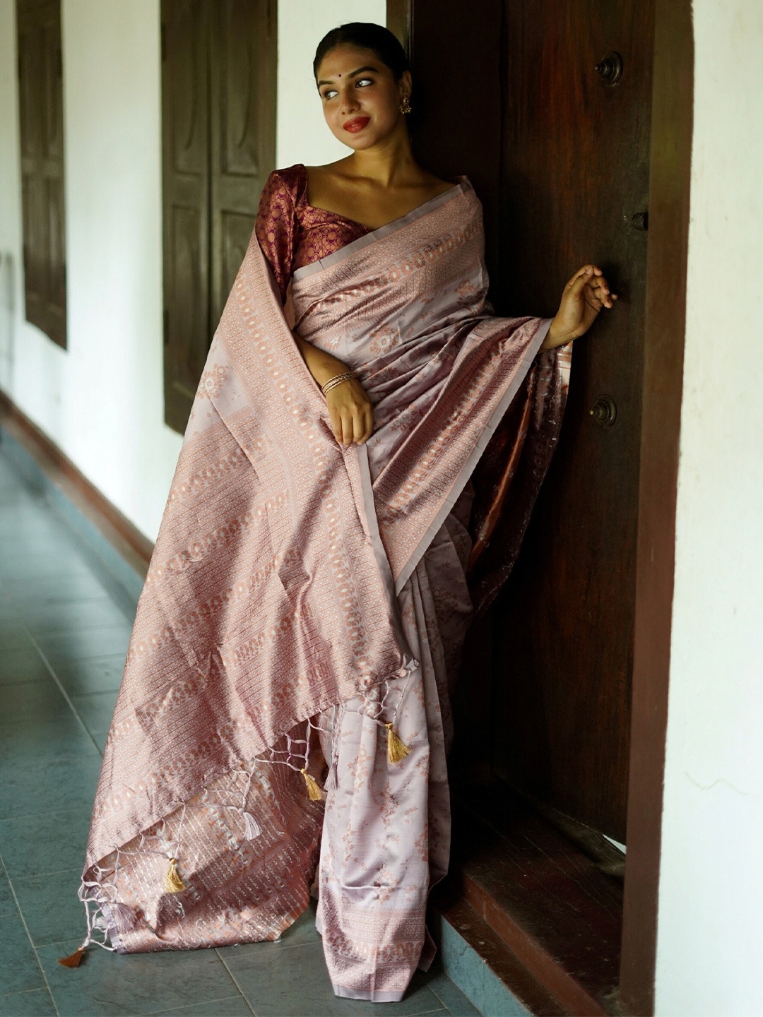 

AVANTIKA FASHION Floral Woven Design Zari Pure Silk Kanjeevaram Saree, Lavender