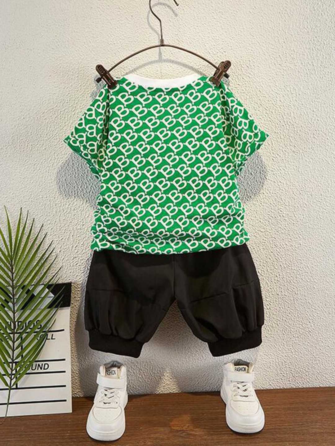 

StyleCast Boys Green & Black Printed Pure Cotton T-shirt with Trousers