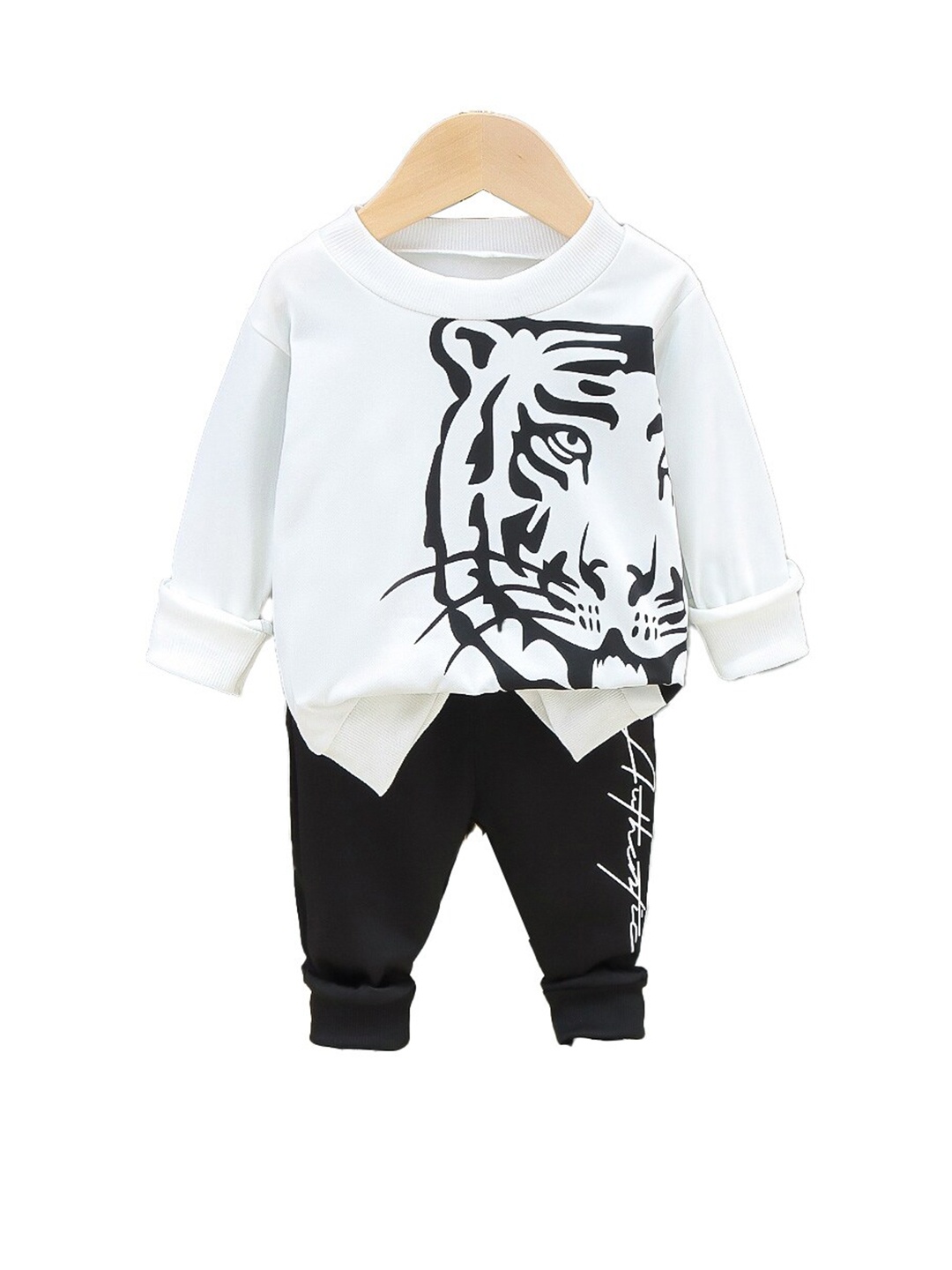 

StyleCast Boys White & Black Graphic Printed T-shirt & Trousers