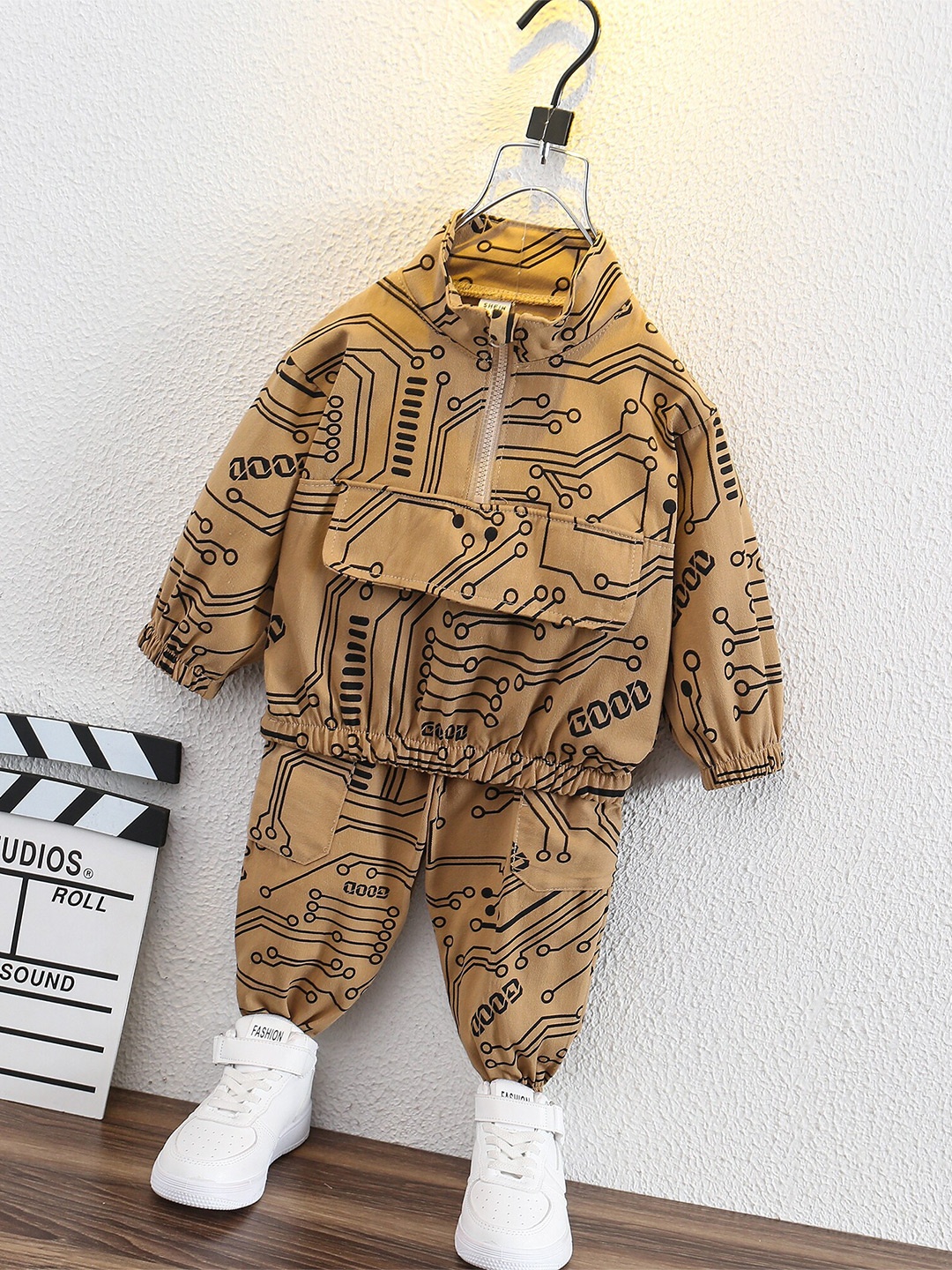 

StyleCast Boys Khaki & Black Printed Mock Collar Sweatshirt with Joggers
