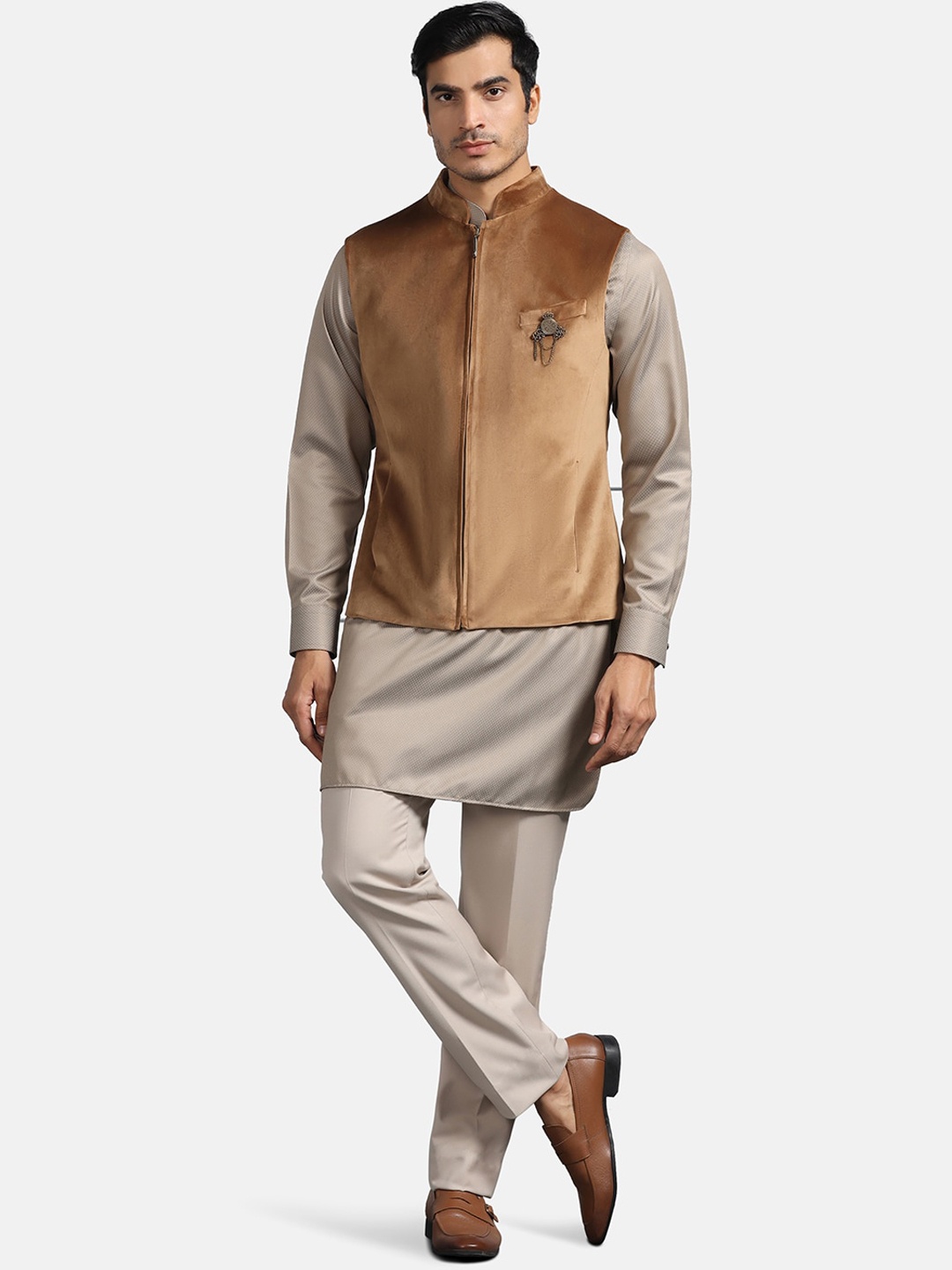 

Blackberrys Mandarin Collar Sherwani With Trousers With Waistcoat, Grey