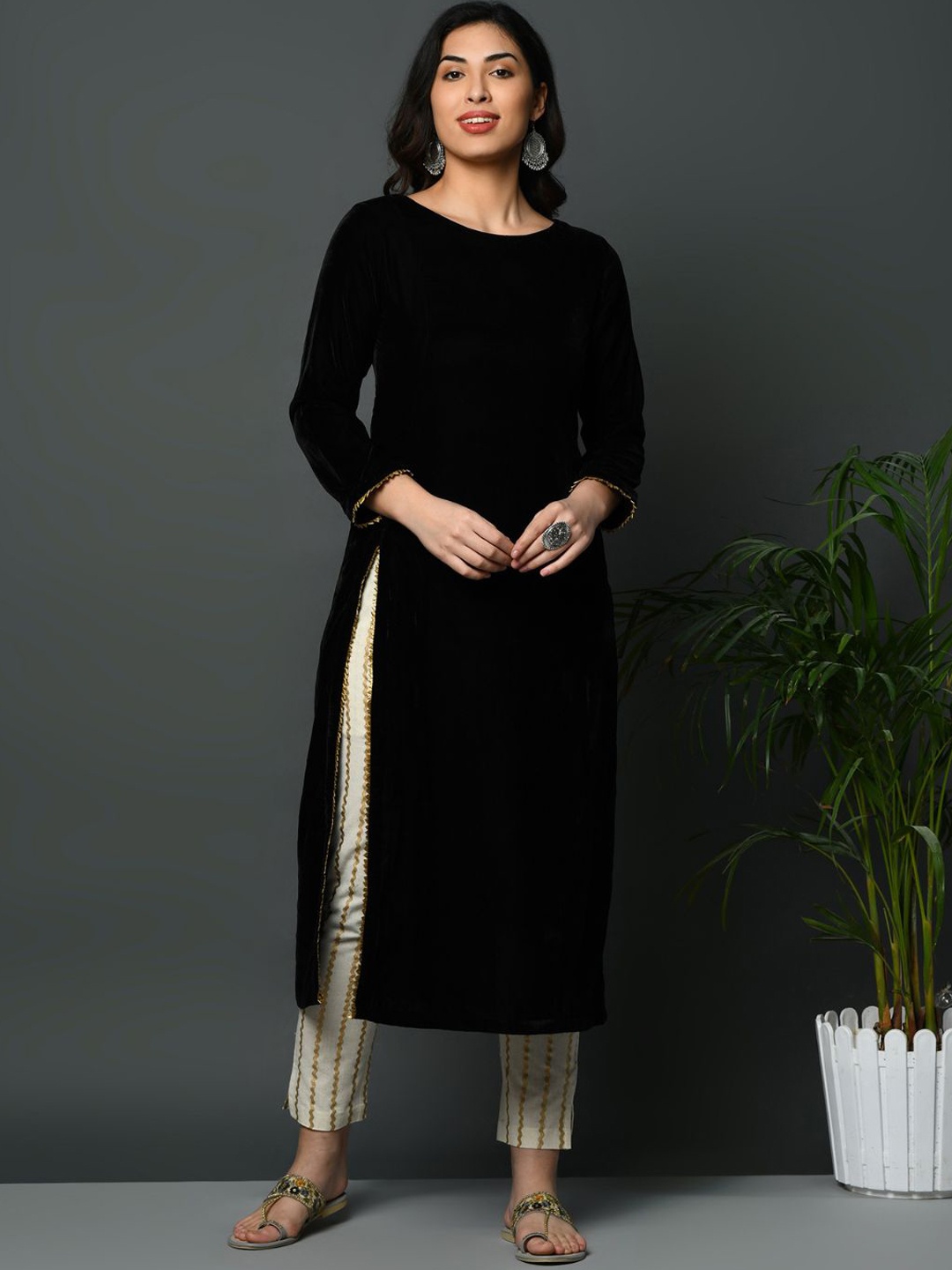 

FABNEST Round Neck Gotta Patti Velvet Straight Kurta, Black