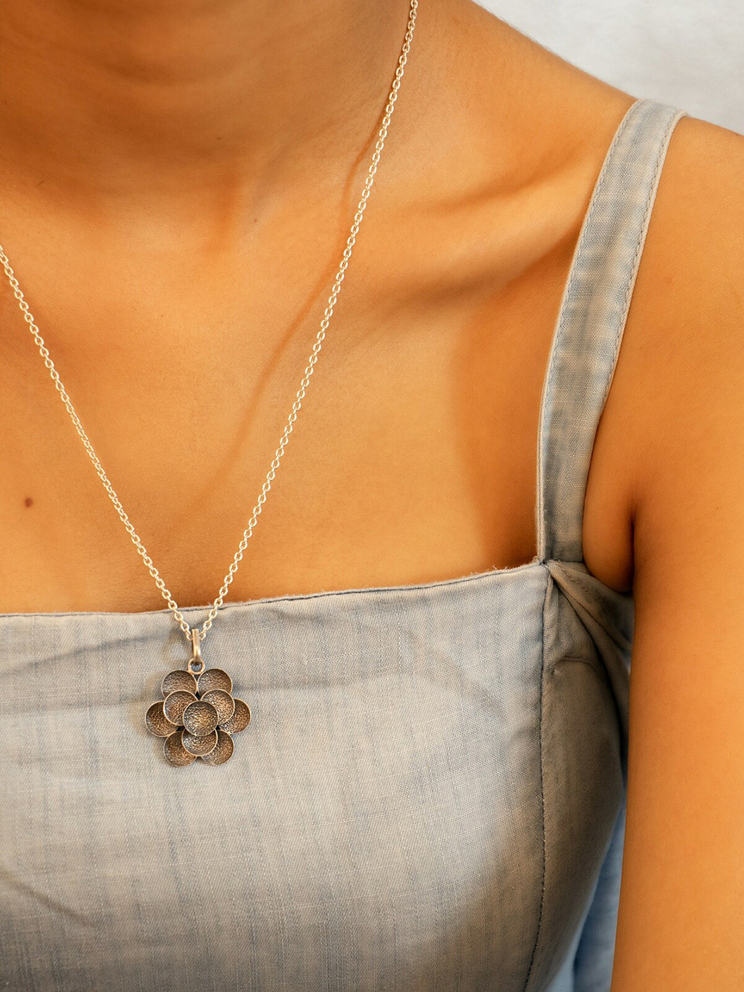 

Shyle 925 Sterling Silver Moh Textured Flower Pendant With Chain