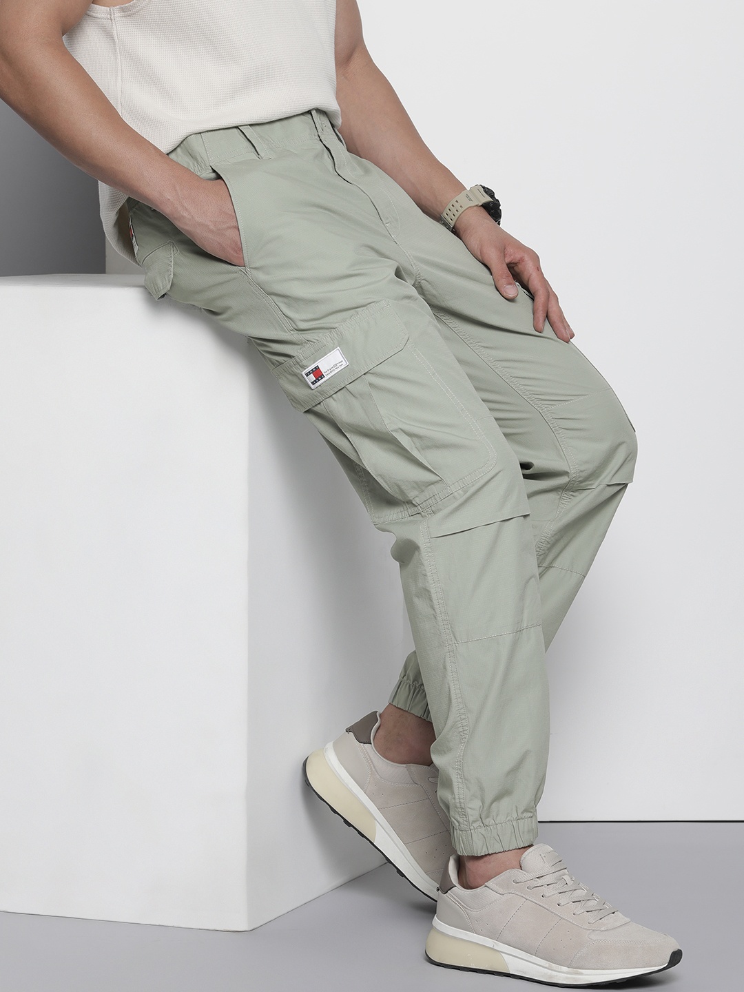 

Tommy Hilfiger Men Pure Cotton Straight Fit Cargos Trousers, Olive