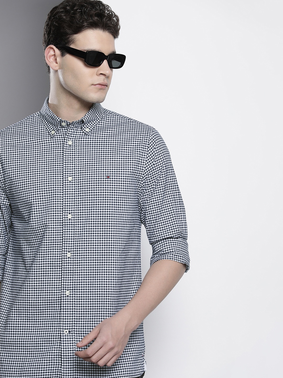 

Tommy Hilfiger Men Gingham Checks Pure Cotton Casual Shirt, Navy blue