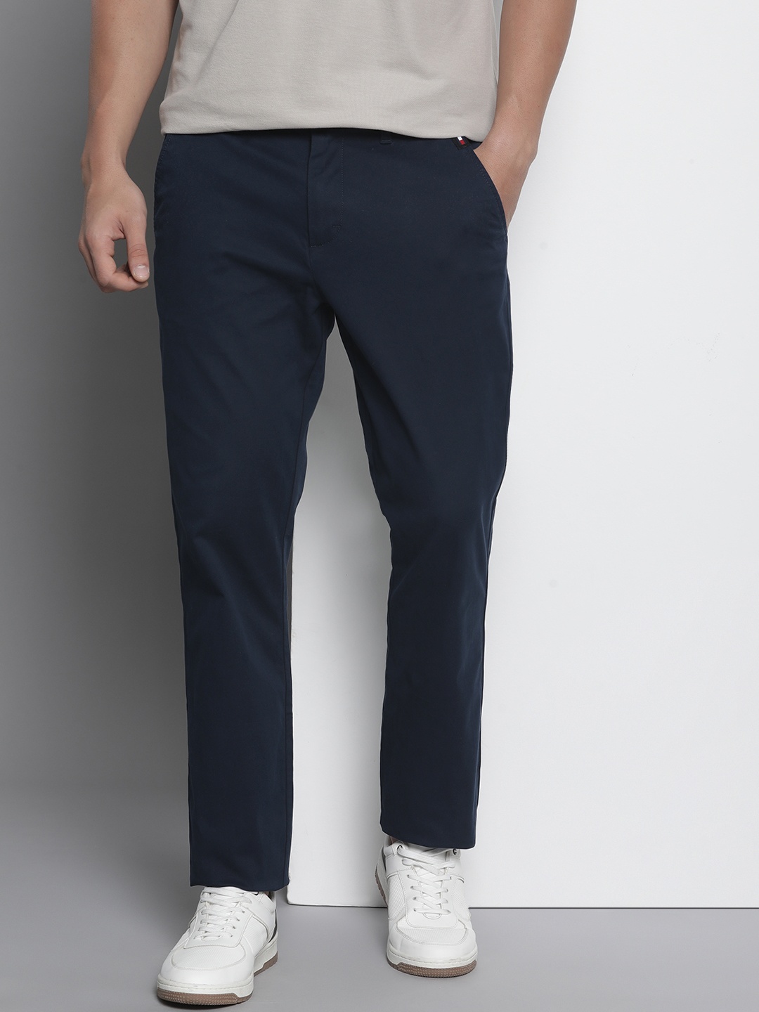 

Tommy Hilfiger Men Slim Fit Mid-Rise Chinos, Navy blue