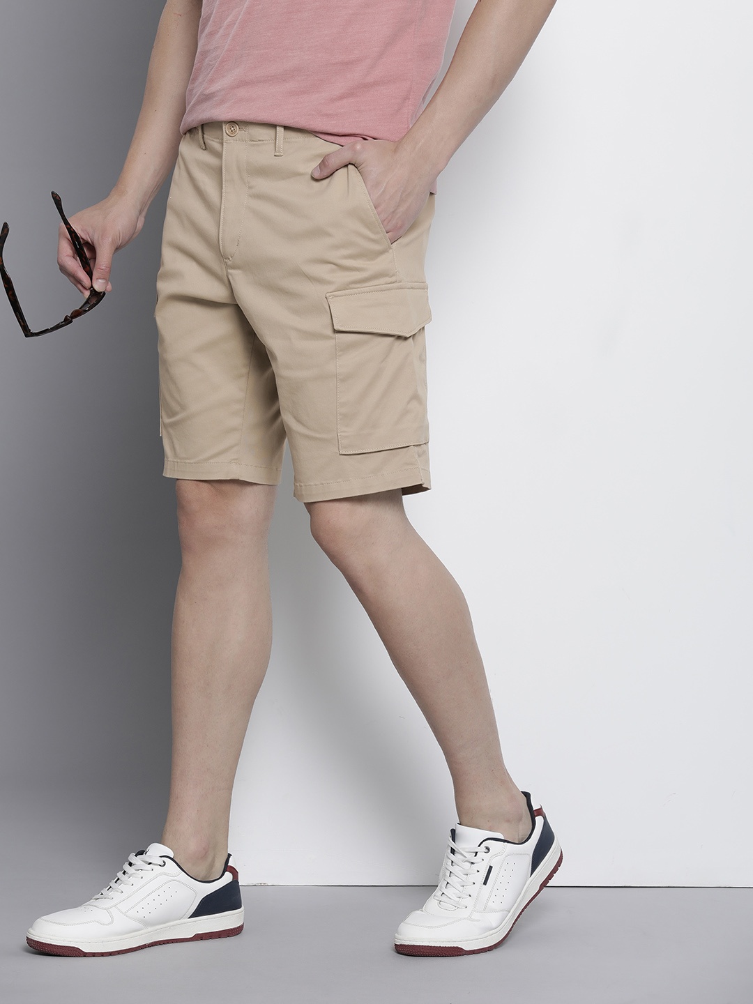 

Tommy Hilfiger Men Solid Regular Fit Mid-Rise Cargo Shorts, Khaki