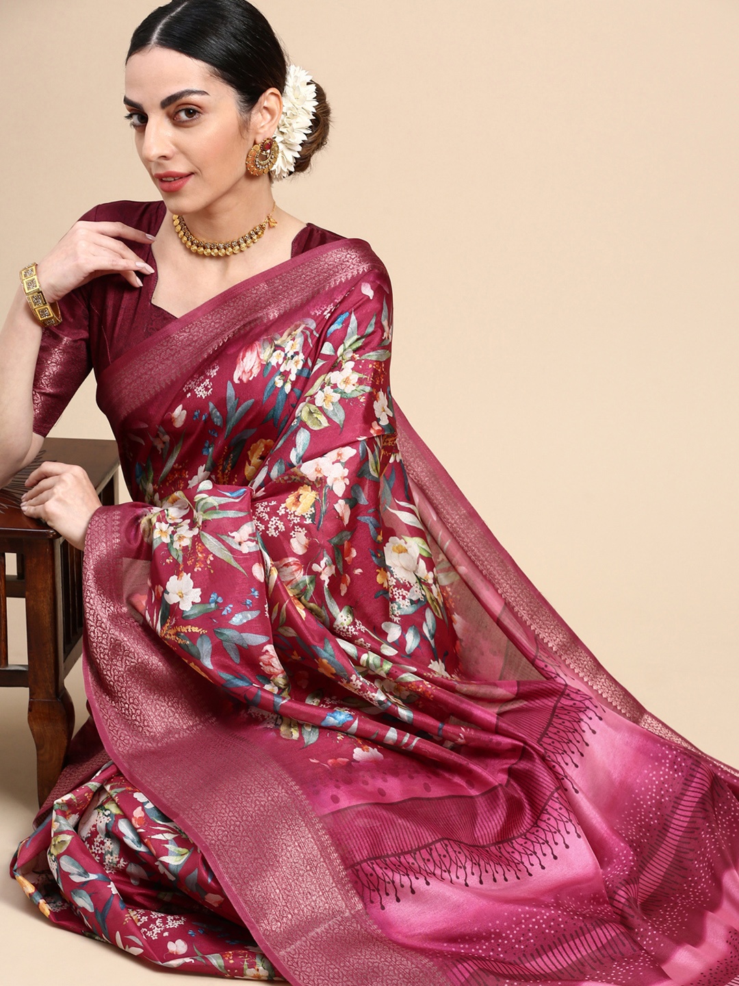 

LOOKNBOOK ART Floral Printed Zari Silk Blend Saree, Burgundy