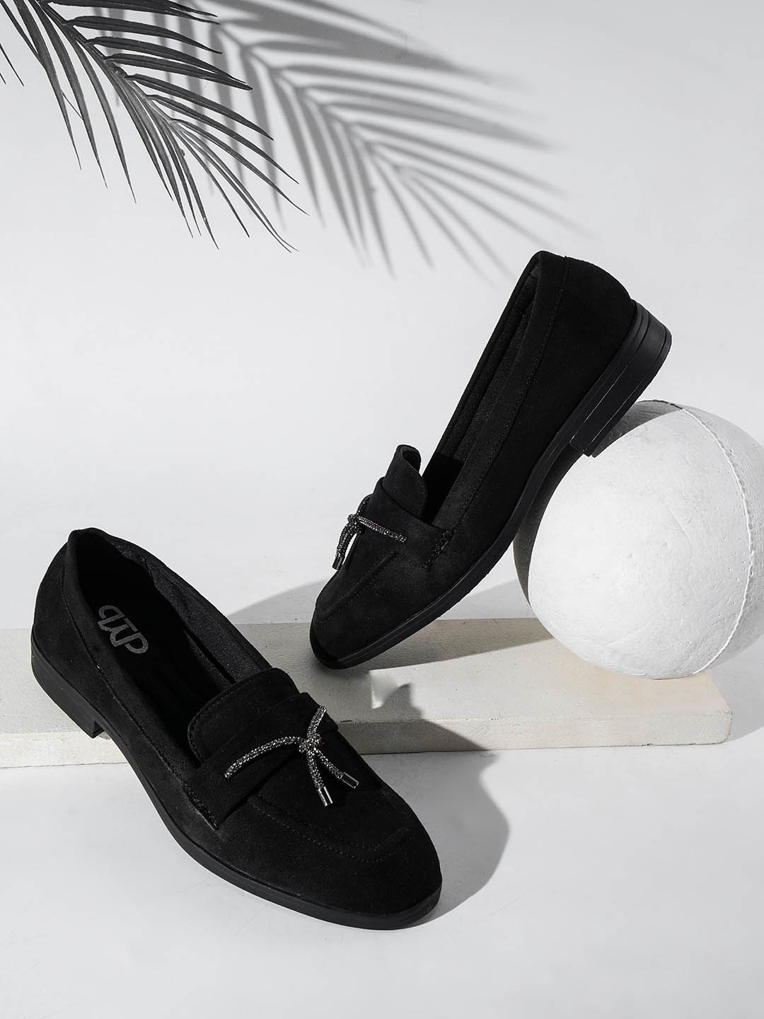 

THE WHITE POLE Women Round Toe Lightweight Tassel Loafers, Black