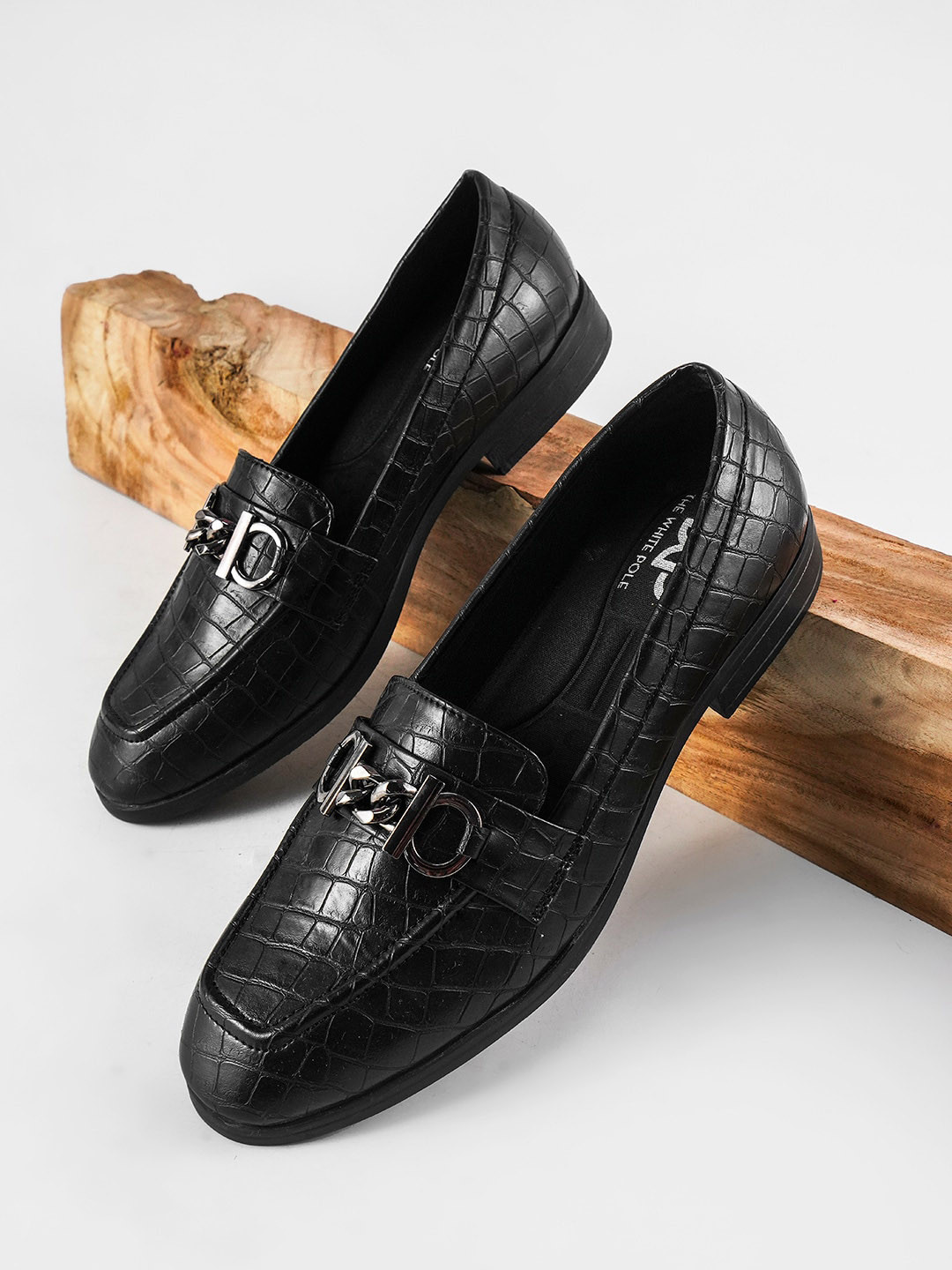 

THE WHITE POLE Women Textured Lightweight Horsebit Loafers, Black
