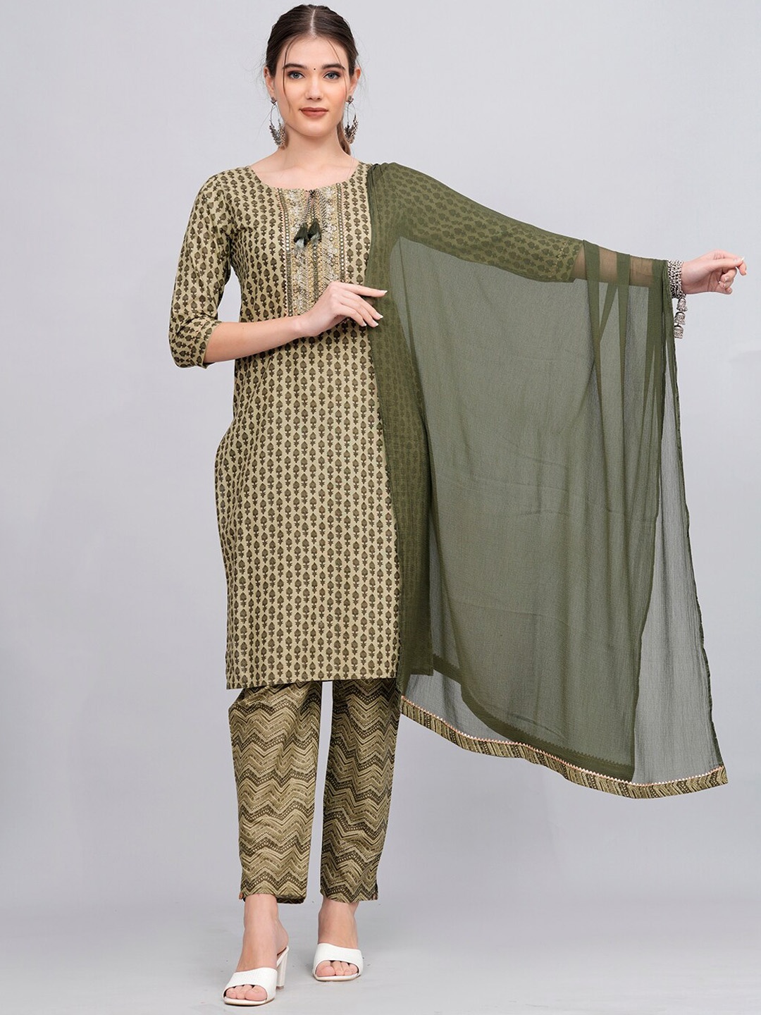 

JC4U Floral Printed Thread Work Kurta with Trousers & Dupatta, Green
