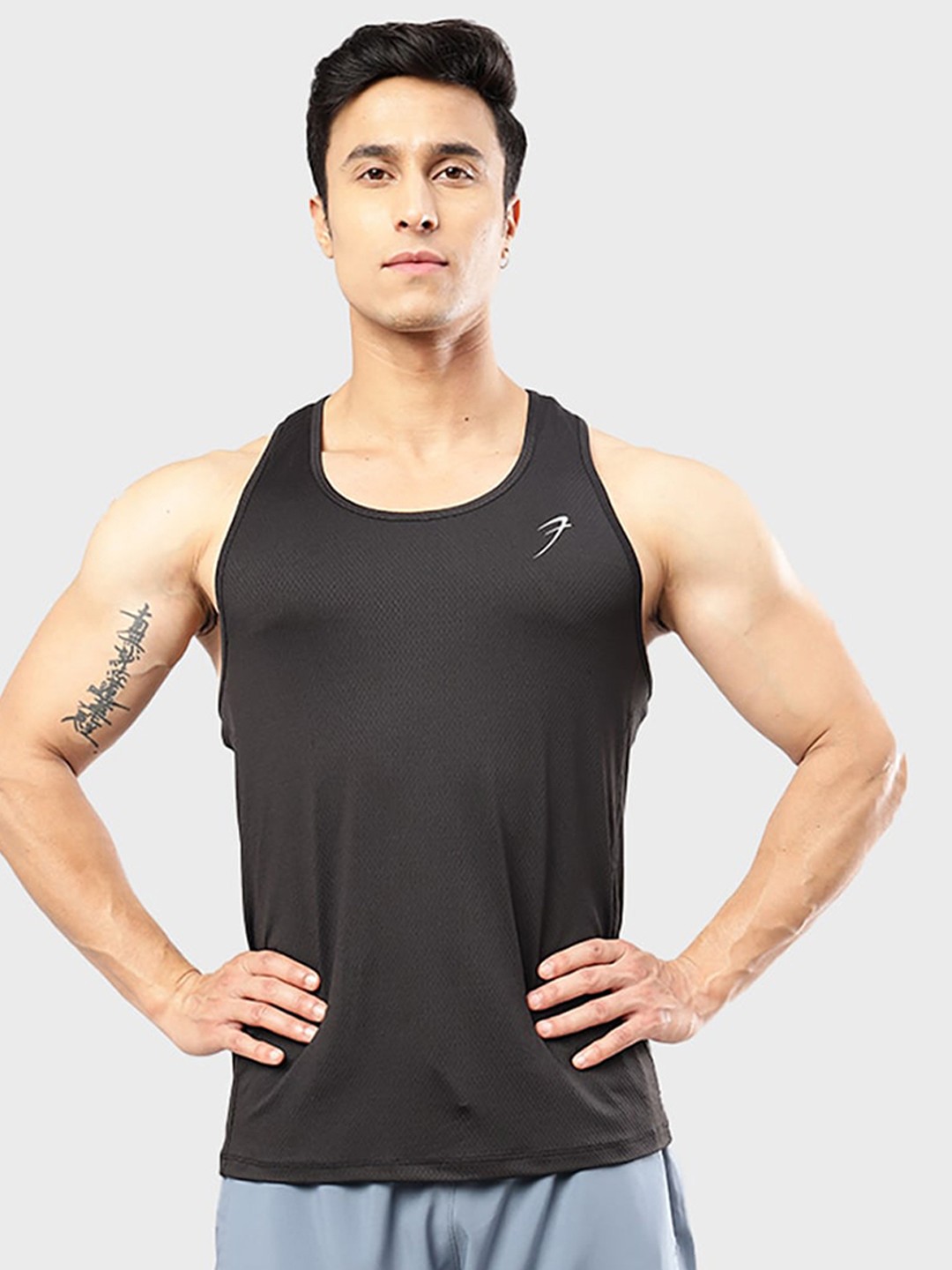 

FUAARK Scoop Neck Sleeveless Gym Innerwear Vests Aura Textured Tank Black S