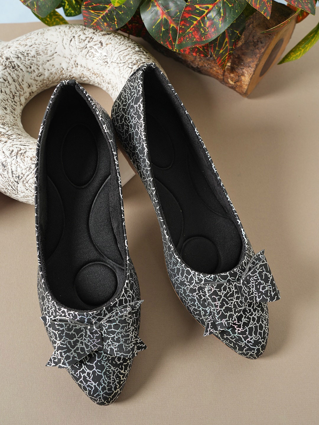 

Walkfree Women Printed Pointed Toe Bows Detail Ballerinas Flats, Black