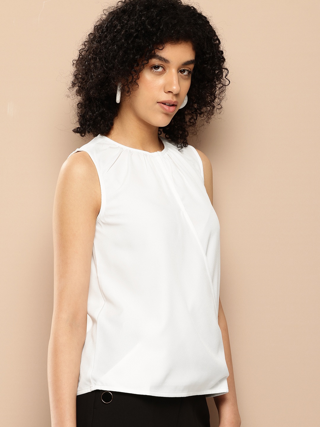 

INVICTUS Keyhole Neck Top, White