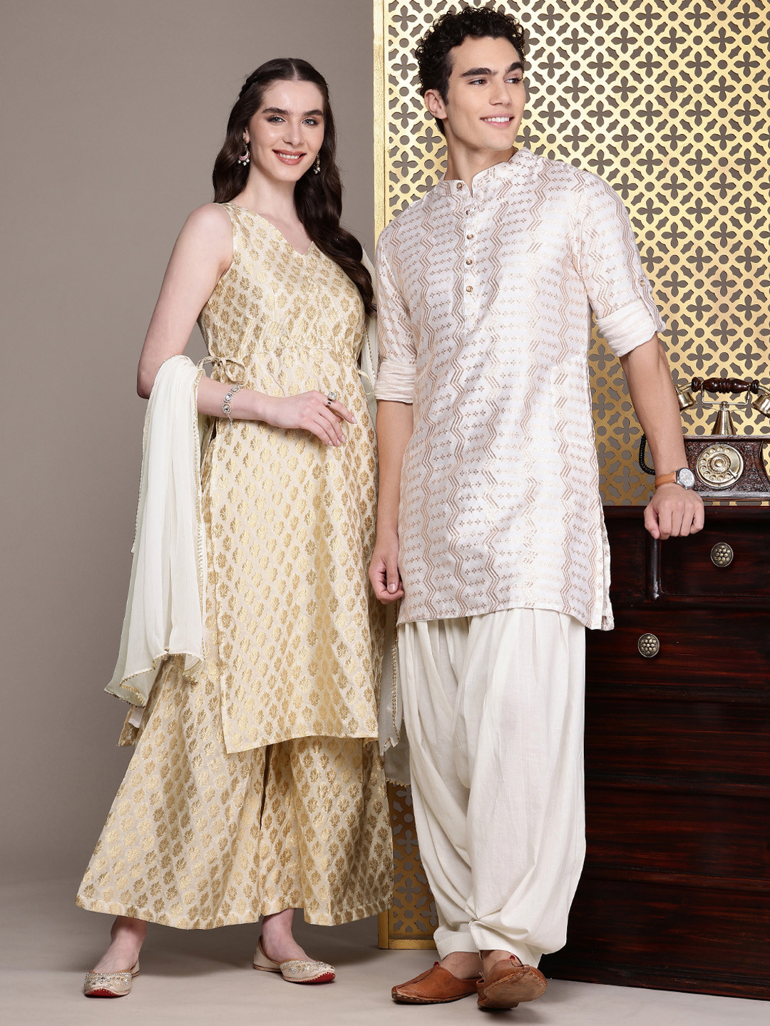 

House of Pataudi Men Woven Design Regular Jashn Kurta with Pajamas Set, Off white