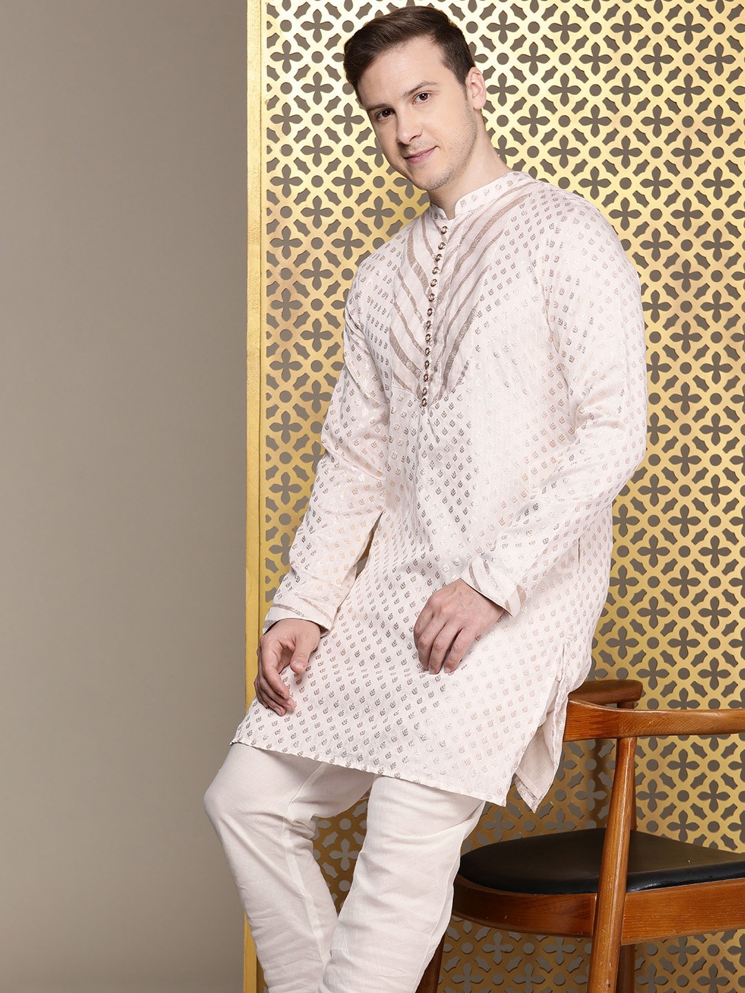 

House of Pataudi Men Woven Design Regular Jashn Kurta with Pajamas Set, Off white