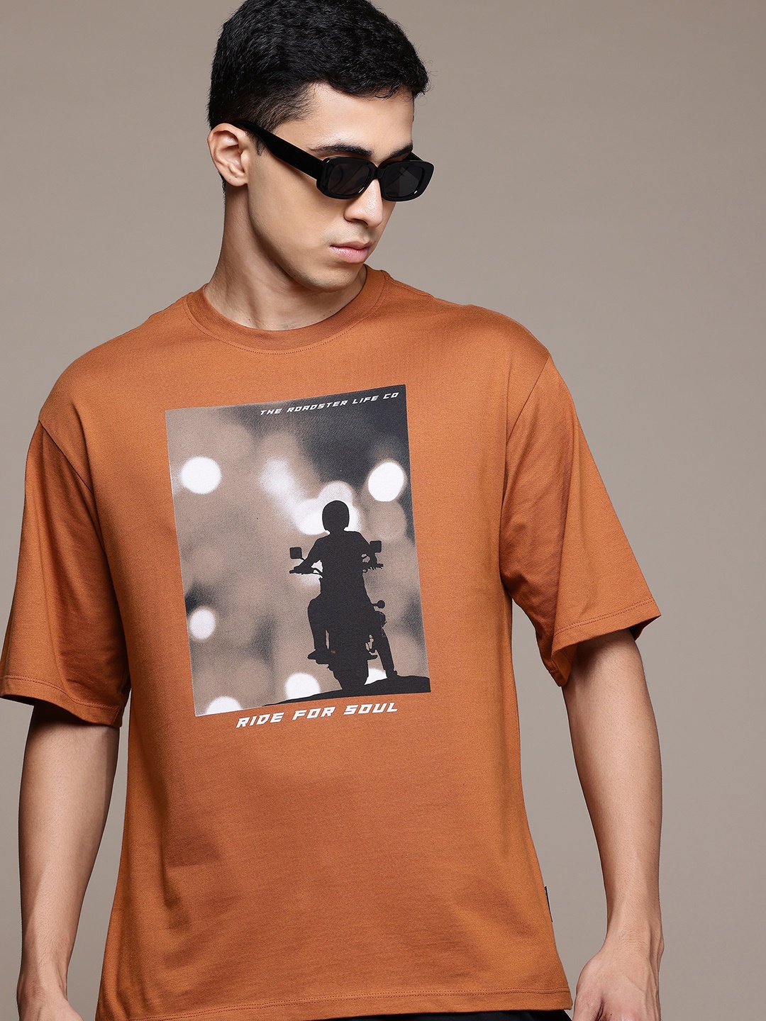 

The Roadster Lifestyle Co. Men Printed Pure Cotton Relaxed Fit T-shirt, Rust